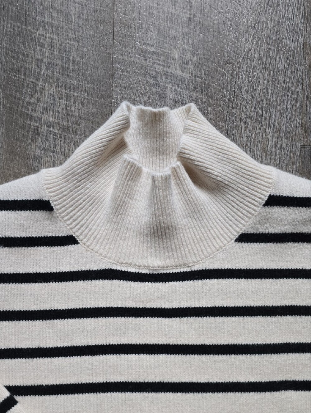 Banana Republic Perfectly Soft Turtleneck Sweater LG - Picture 3 of 7